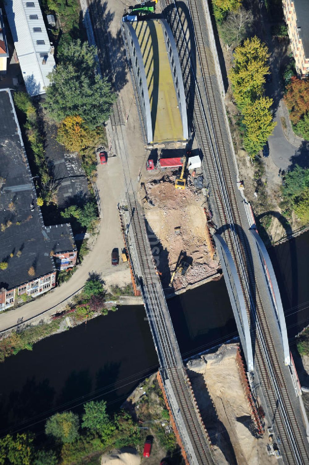 Luftaufnahme Berlin - Blick auf die Baustelle vom Neubau der Bahnbrücken und Gleisverbindungen am S-Bahnhof Berlin-Baumschulenweg