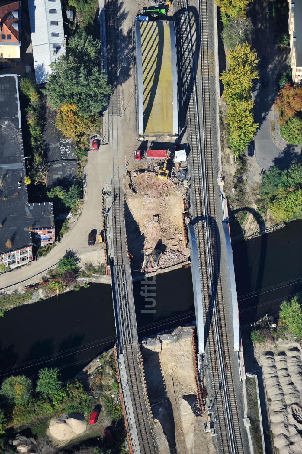 Berlin von oben - Blick auf die Baustelle vom Neubau der Bahnbrücken und Gleisverbindungen am S-Bahnhof Berlin-Baumschulenweg