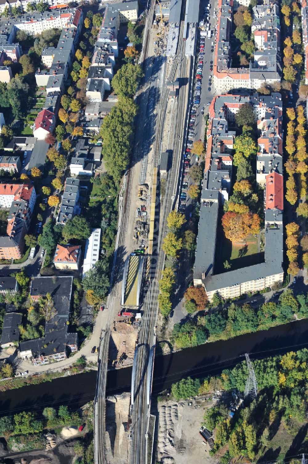 Berlin aus der Vogelperspektive: Blick auf die Baustelle vom Neubau der Bahnbrücken und Gleisverbindungen am S-Bahnhof Berlin-Baumschulenweg