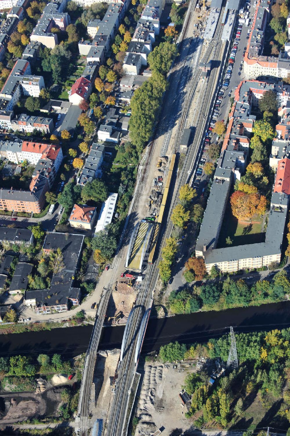 Luftbild Berlin - Blick auf die Baustelle vom Neubau der Bahnbrücken und Gleisverbindungen am S-Bahnhof Berlin-Baumschulenweg