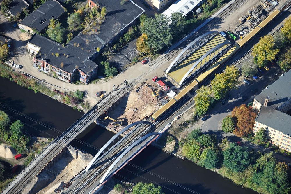 Luftaufnahme Berlin - Blick auf die Baustelle vom Neubau der Bahnbrücken und Gleisverbindungen am S-Bahnhof Berlin-Baumschulenweg