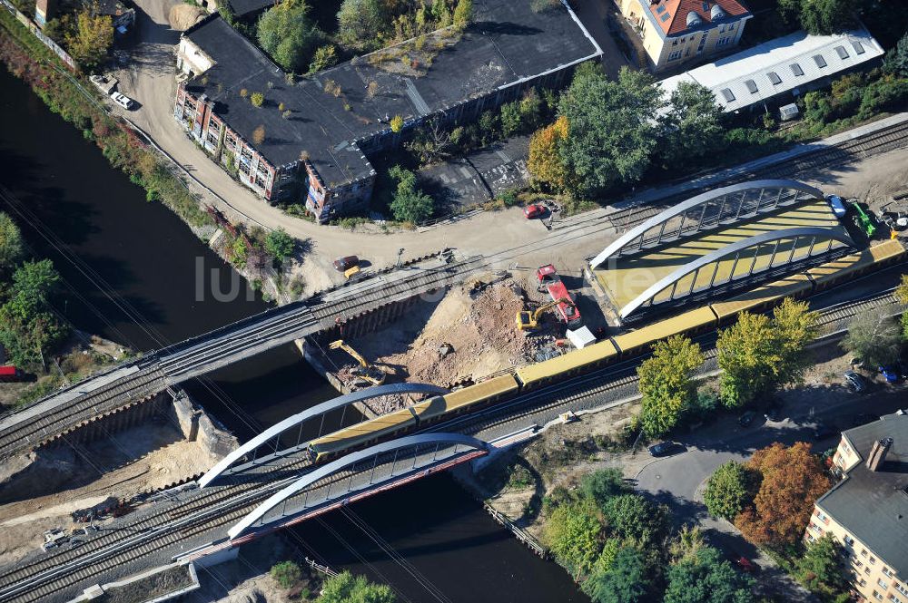 Berlin von oben - Blick auf die Baustelle vom Neubau der Bahnbrücken und Gleisverbindungen am S-Bahnhof Berlin-Baumschulenweg