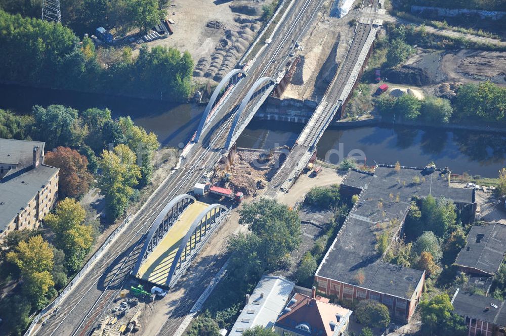 Berlin aus der Vogelperspektive: Blick auf die Baustelle vom Neubau der Bahnbrücken und Gleisverbindungen am S-Bahnhof Berlin-Baumschulenweg