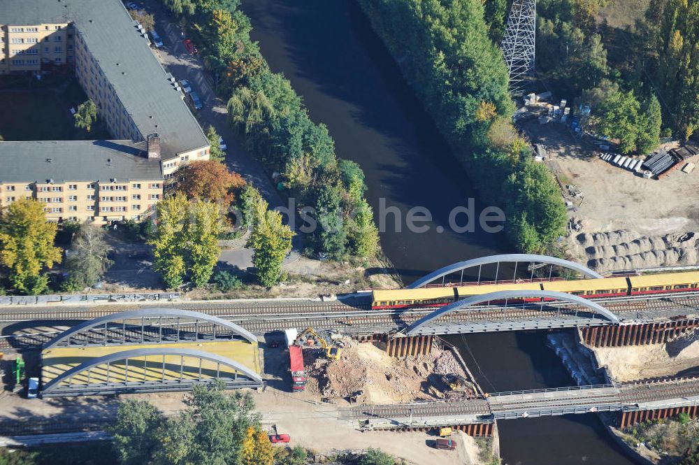 Luftbild Berlin - Blick auf die Baustelle vom Neubau der Bahnbrücken und Gleisverbindungen am S-Bahnhof Berlin-Baumschulenweg