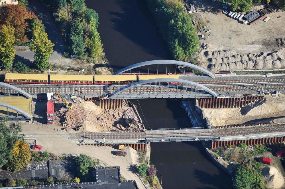 Luftaufnahme Berlin - Blick auf die Baustelle vom Neubau der Bahnbrücken und Gleisverbindungen am S-Bahnhof Berlin-Baumschulenweg