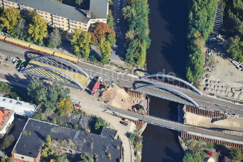 Berlin von oben - Blick auf die Baustelle vom Neubau der Bahnbrücken und Gleisverbindungen am S-Bahnhof Berlin-Baumschulenweg