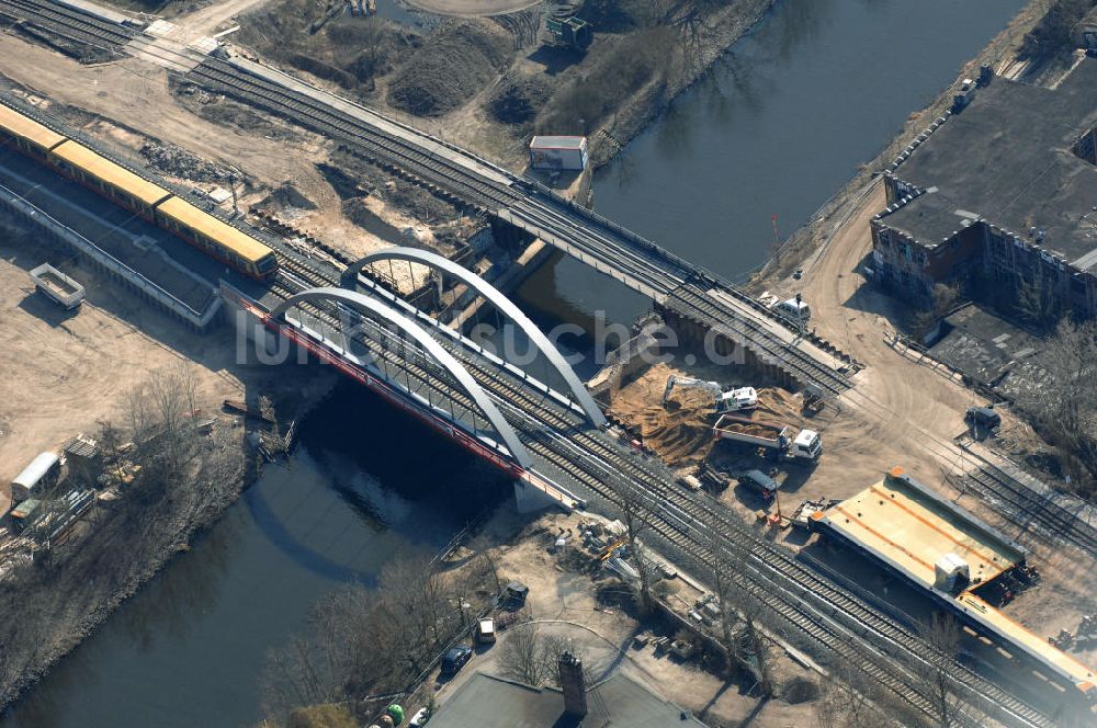 Berlin von oben - Blick auf die Baustelle vom Neubau der Bahnbrücken und Gleisverbindungen über den Britzer Zweigkanal am S-Bahnhof Berlin-Baumschulenweg