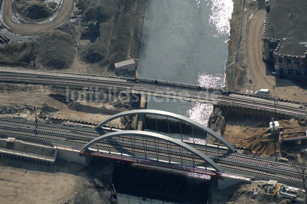 Berlin aus der Vogelperspektive: Blick auf die Baustelle vom Neubau der Bahnbrücken und Gleisverbindungen über den Britzer Zweigkanal am S-Bahnhof Berlin-Baumschulenweg