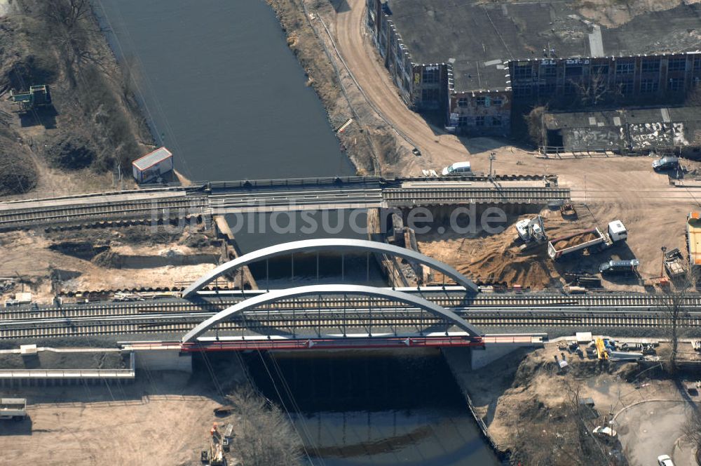 Luftbild Berlin - Blick auf die Baustelle vom Neubau der Bahnbrücken und Gleisverbindungen über den Britzer Zweigkanal am S-Bahnhof Berlin-Baumschulenweg