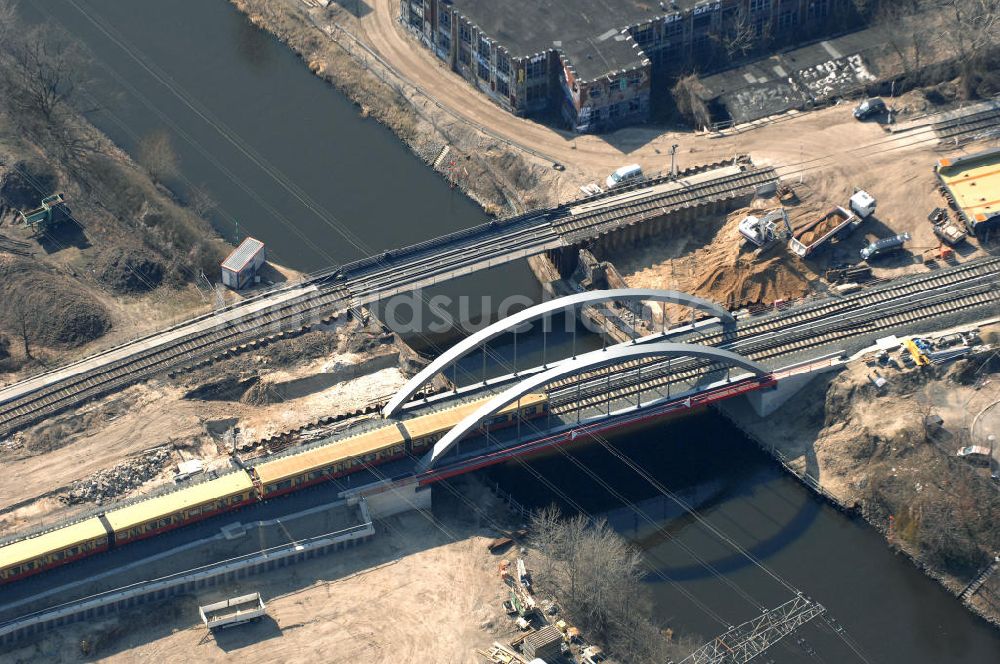 Luftaufnahme Berlin - Blick auf die Baustelle vom Neubau der Bahnbrücken und Gleisverbindungen über den Britzer Zweigkanal am S-Bahnhof Berlin-Baumschulenweg