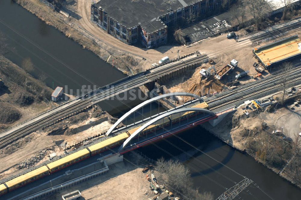 Berlin von oben - Blick auf die Baustelle vom Neubau der Bahnbrücken und Gleisverbindungen über den Britzer Zweigkanal am S-Bahnhof Berlin-Baumschulenweg