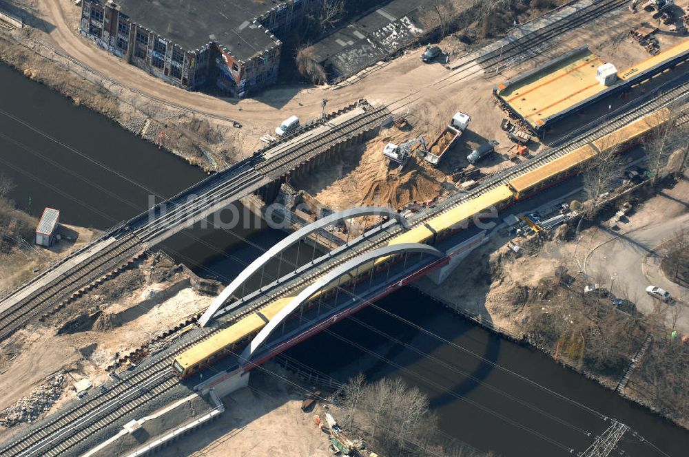 Berlin aus der Vogelperspektive: Blick auf die Baustelle vom Neubau der Bahnbrücken und Gleisverbindungen über den Britzer Zweigkanal am S-Bahnhof Berlin-Baumschulenweg