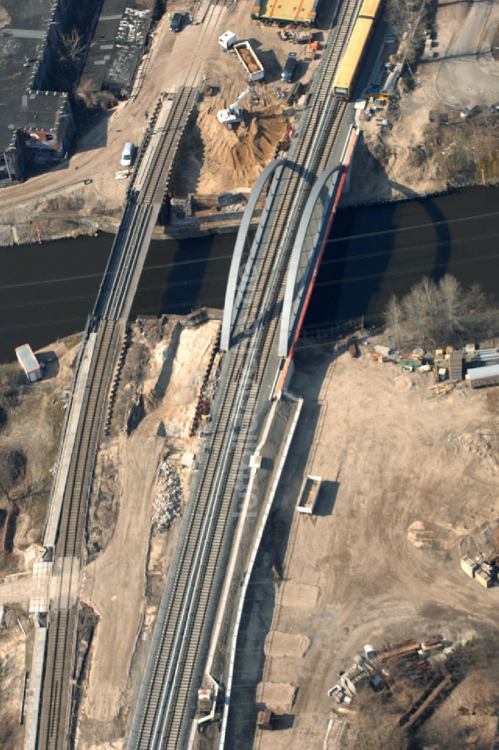 Luftbild Berlin - Blick auf die Baustelle vom Neubau der Bahnbrücken und Gleisverbindungen über den Britzer Zweigkanal am S-Bahnhof Berlin-Baumschulenweg