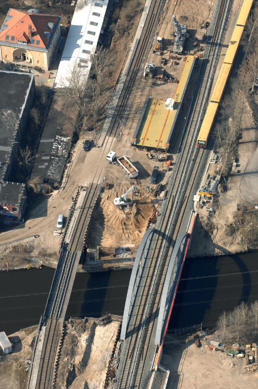 Luftaufnahme Berlin - Blick auf die Baustelle vom Neubau der Bahnbrücken und Gleisverbindungen über den Britzer Zweigkanal am S-Bahnhof Berlin-Baumschulenweg