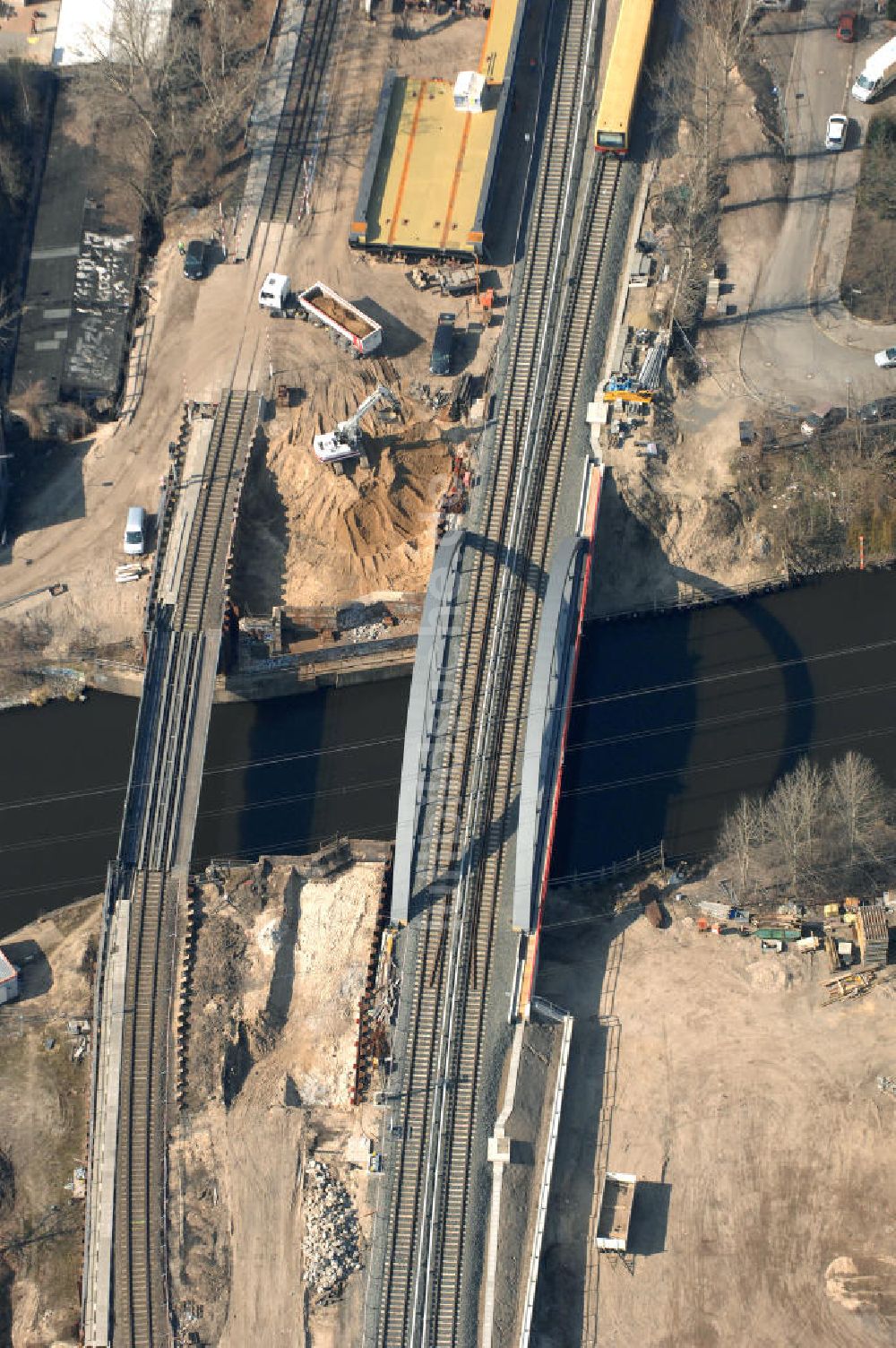 Berlin von oben - Blick auf die Baustelle vom Neubau der Bahnbrücken und Gleisverbindungen über den Britzer Zweigkanal am S-Bahnhof Berlin-Baumschulenweg