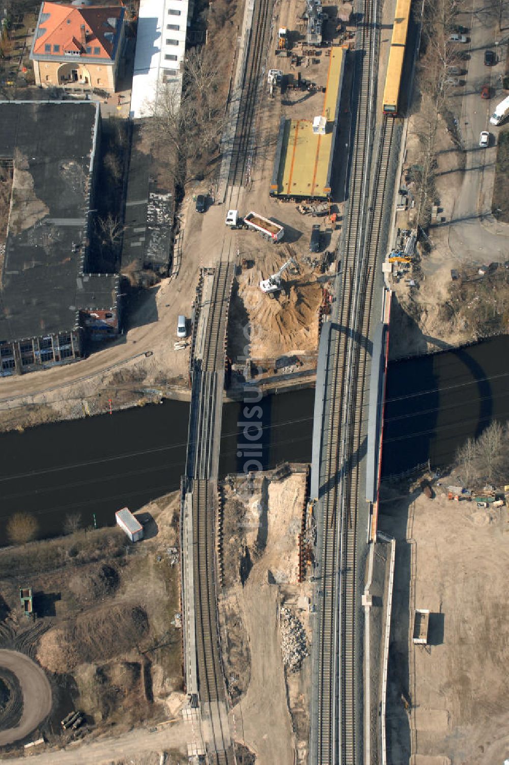 Berlin aus der Vogelperspektive: Blick auf die Baustelle vom Neubau der Bahnbrücken und Gleisverbindungen über den Britzer Zweigkanal am S-Bahnhof Berlin-Baumschulenweg