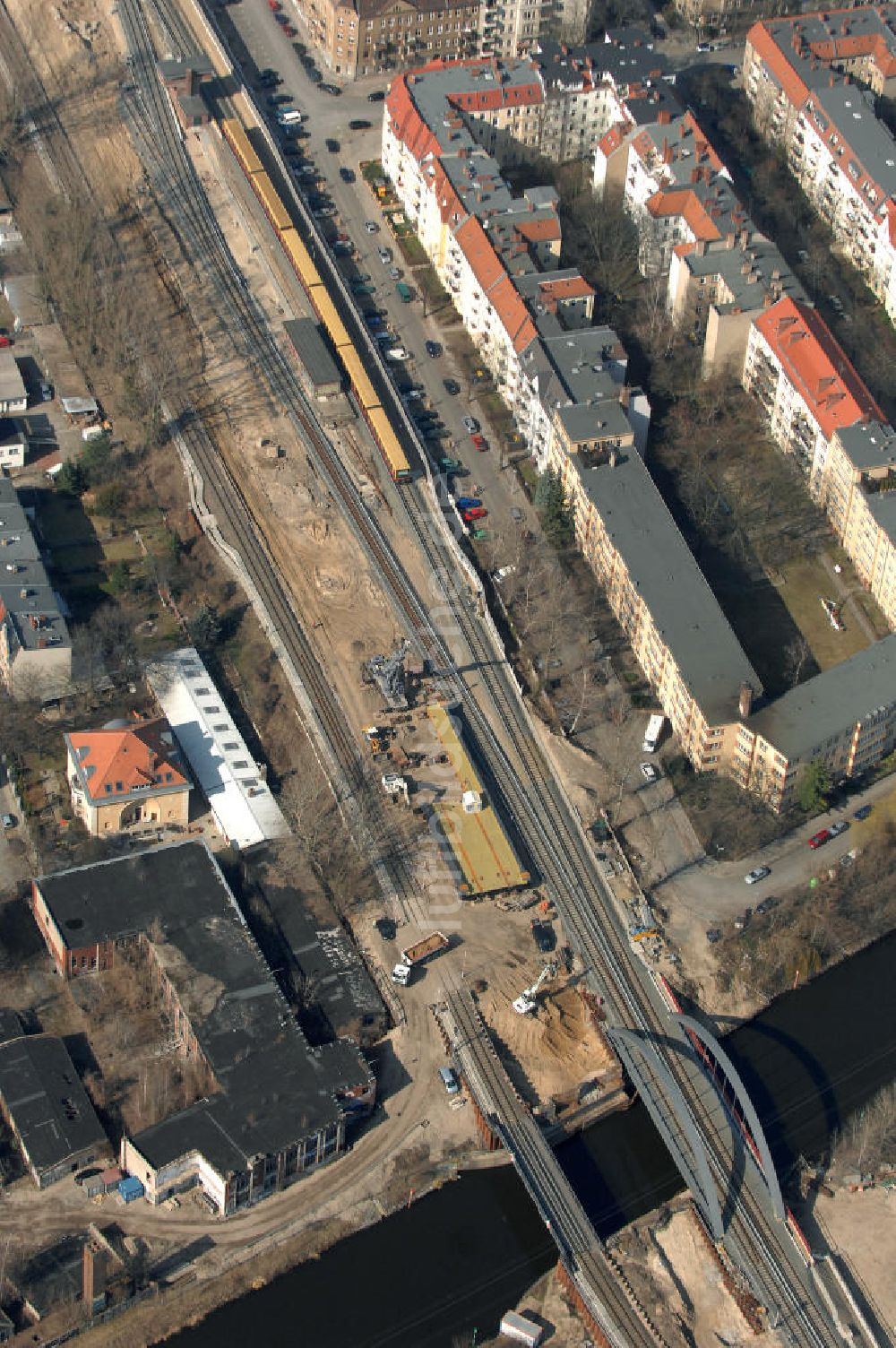 Luftbild Berlin - Blick auf die Baustelle vom Neubau der Bahnbrücken und Gleisverbindungen über den Britzer Zweigkanal am S-Bahnhof Berlin-Baumschulenweg