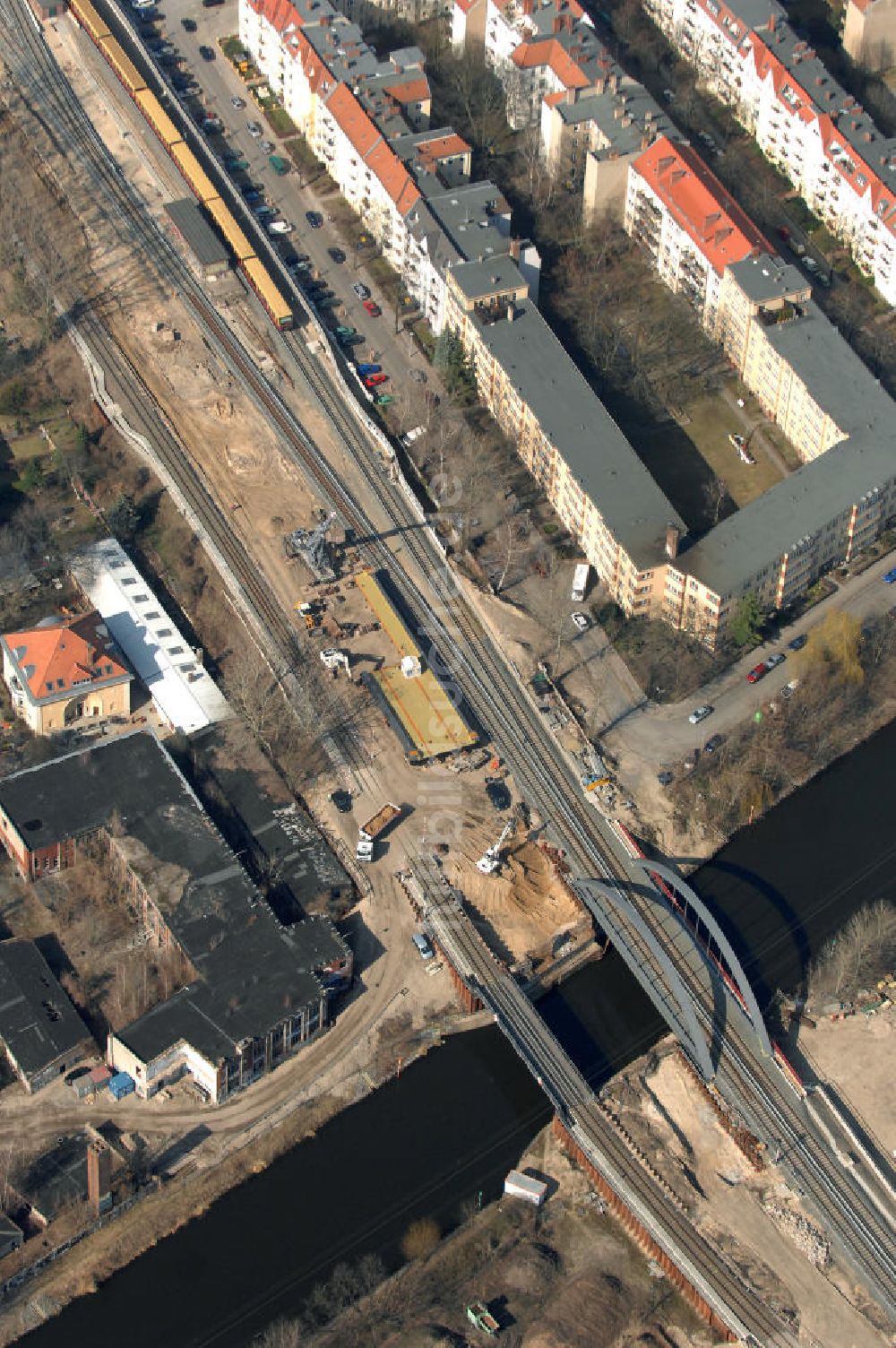 Luftaufnahme Berlin - Blick auf die Baustelle vom Neubau der Bahnbrücken und Gleisverbindungen über den Britzer Zweigkanal am S-Bahnhof Berlin-Baumschulenweg