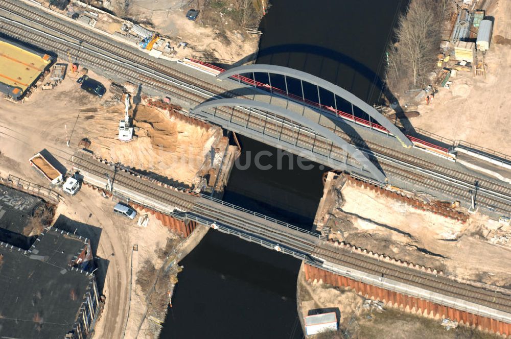 Berlin von oben - Blick auf die Baustelle vom Neubau der Bahnbrücken und Gleisverbindungen über den Britzer Zweigkanal am S-Bahnhof Berlin-Baumschulenweg