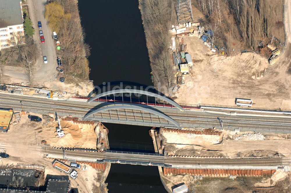 Berlin aus der Vogelperspektive: Blick auf die Baustelle vom Neubau der Bahnbrücken und Gleisverbindungen über den Britzer Zweigkanal am S-Bahnhof Berlin-Baumschulenweg