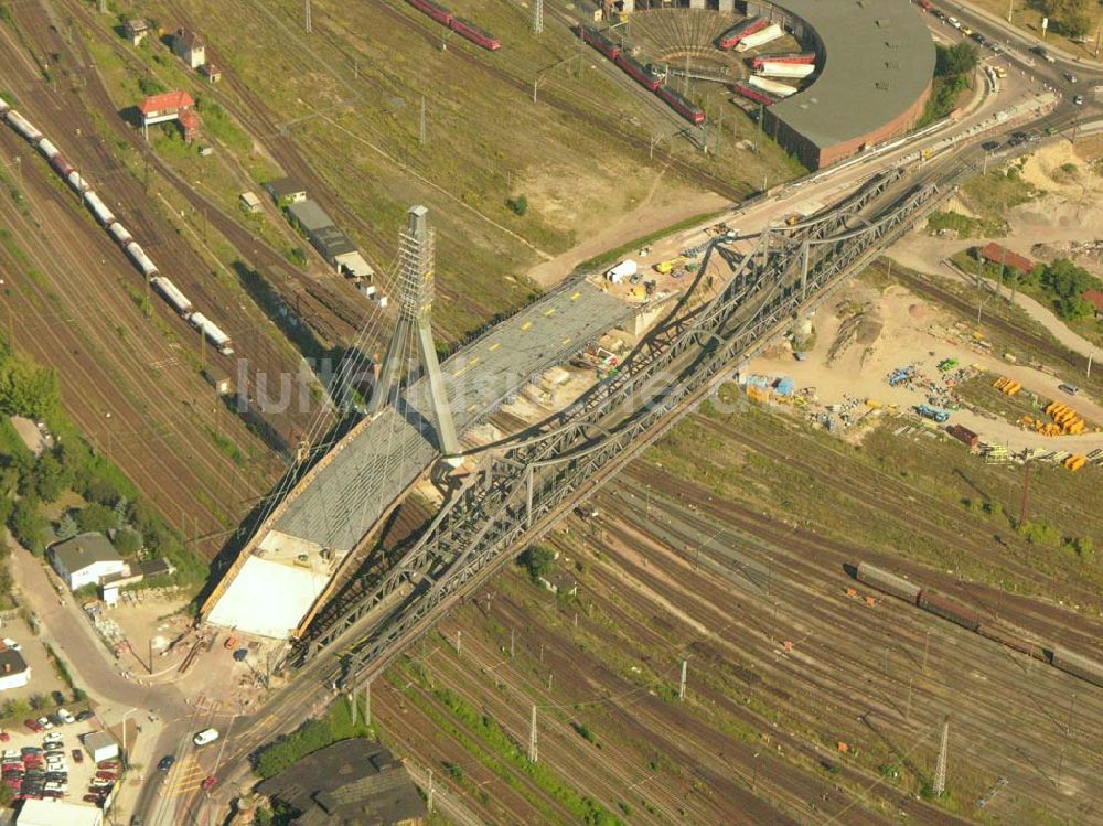 Luftbild Halle (Sachsen-Anhalt) - Blick auf Baustelle des Neubaus Berliner Brücke