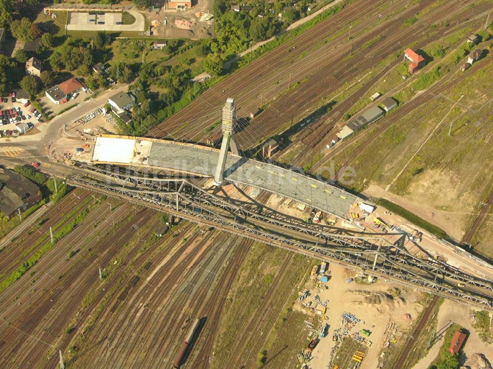 Halle (Sachsen-Anhalt) aus der Vogelperspektive: Blick auf Baustelle des Neubaus Berliner Brücke