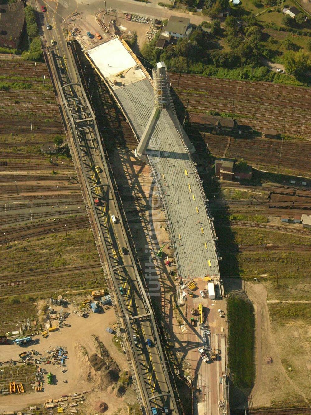 Luftaufnahme Halle (Sachsen-Anhalt) - Blick auf Baustelle des Neubaus Berliner Brücke