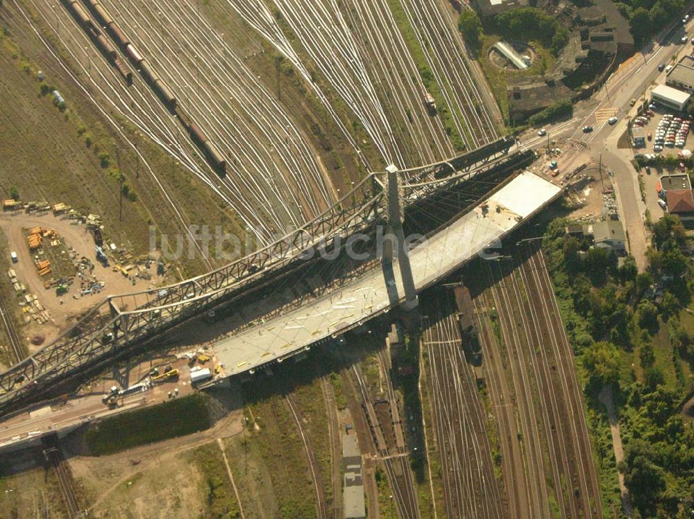 Halle (Sachsen-Anhalt) aus der Vogelperspektive: Blick auf Baustelle des Neubaus Berliner Brücke