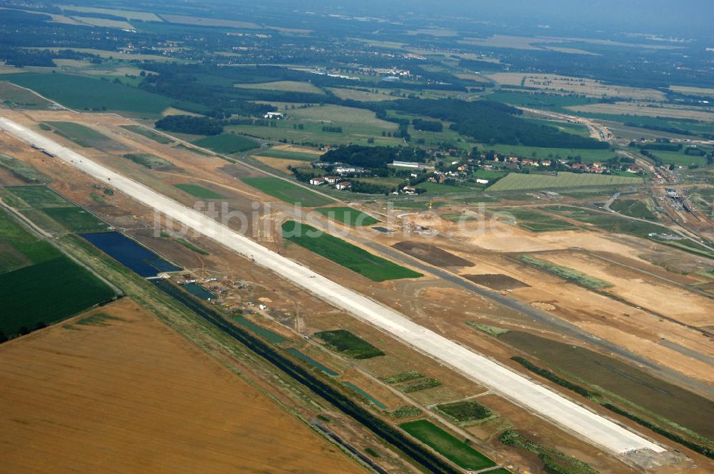 Schönefeld von oben - Blick auf die Baustelle der neuen Start- und Landebahn ( SLB ) auf der Großbaustelle Neubau Bahnhof BBI (SXF) am Flughafen Berlin - Schönefeld