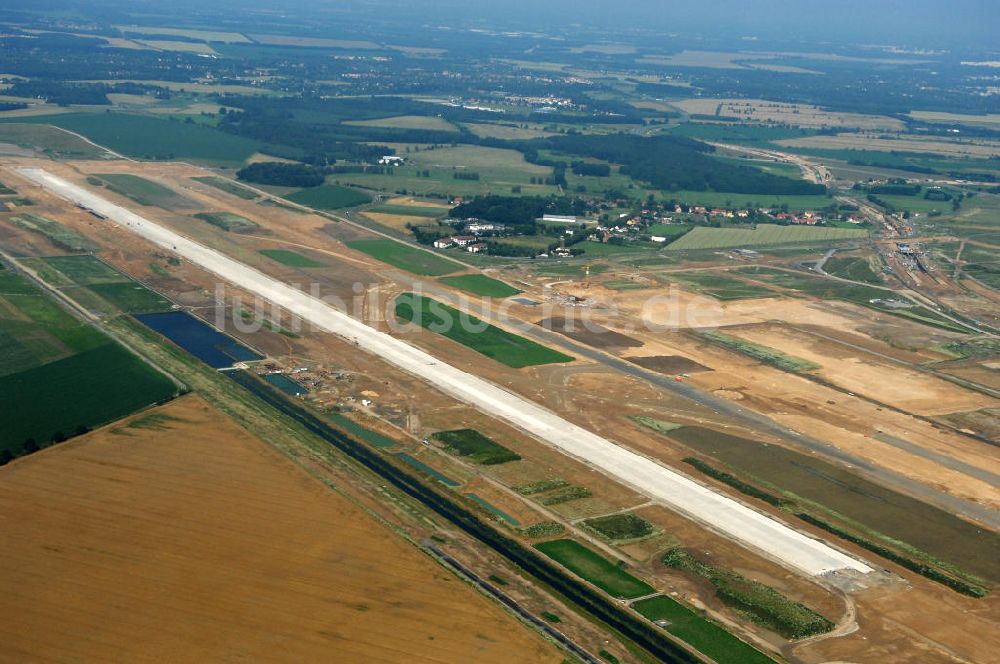 Schönefeld aus der Vogelperspektive: Blick auf die Baustelle der neuen Start- und Landebahn ( SLB ) auf der Großbaustelle Neubau Bahnhof BBI (SXF) am Flughafen Berlin - Schönefeld