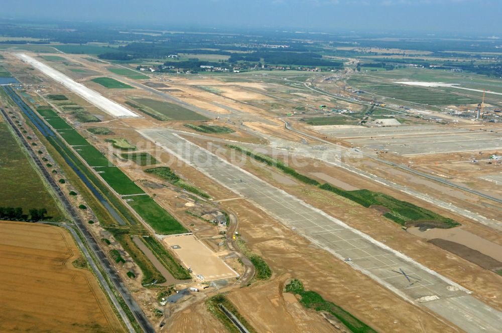 Luftbild Schönefeld - Blick auf die Baustelle der neuen Start- und Landebahn ( SLB ) auf der Großbaustelle Neubau Bahnhof BBI (SXF) am Flughafen Berlin - Schönefeld