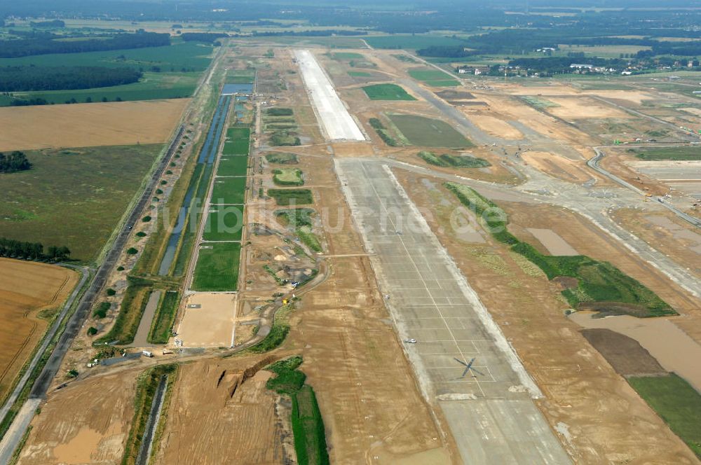 Luftaufnahme Schönefeld - Blick auf die Baustelle der neuen Start- und Landebahn ( SLB ) auf der Großbaustelle Neubau Bahnhof BBI (SXF) am Flughafen Berlin - Schönefeld