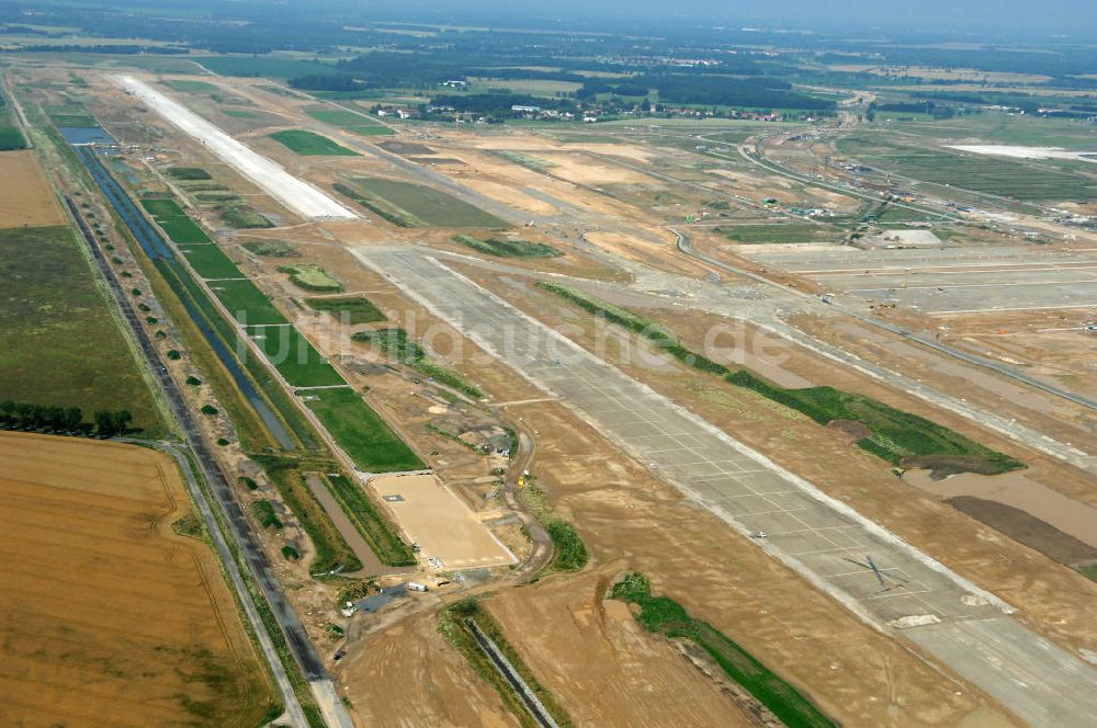 Schönefeld von oben - Blick auf die Baustelle der neuen Start- und Landebahn ( SLB ) auf der Großbaustelle Neubau Bahnhof BBI (SXF) am Flughafen Berlin - Schönefeld