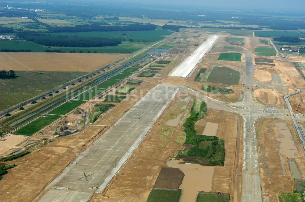 Schönefeld aus der Vogelperspektive: Blick auf die Baustelle der neuen Start- und Landebahn ( SLB ) auf der Großbaustelle Neubau Bahnhof BBI (SXF) am Flughafen Berlin - Schönefeld