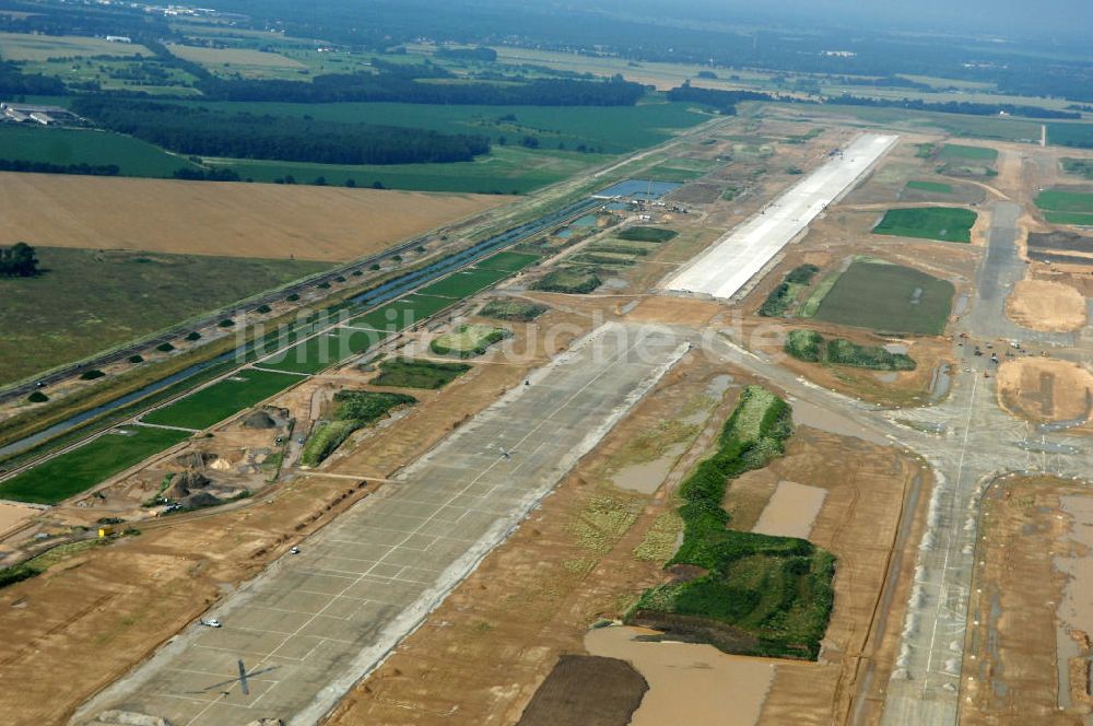 Luftbild Schönefeld - Blick auf die Baustelle der neuen Start- und Landebahn ( SLB ) auf der Großbaustelle Neubau Bahnhof BBI (SXF) am Flughafen Berlin - Schönefeld