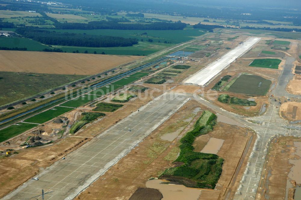 Luftaufnahme Schönefeld - Blick auf die Baustelle der neuen Start- und Landebahn ( SLB ) auf der Großbaustelle Neubau Bahnhof BBI (SXF) am Flughafen Berlin - Schönefeld