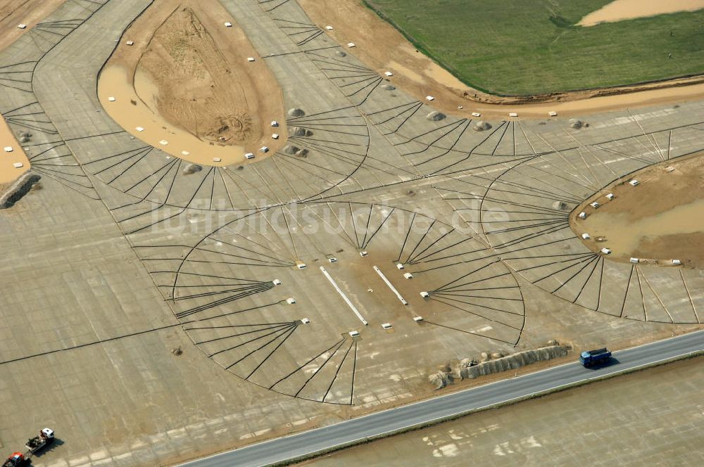 Schönefeld von oben - Blick auf die Baustelle der neuen Start- und Landebahn ( SLB ) auf der Großbaustelle Neubau Bahnhof BBI (SXF) am Flughafen Berlin - Schönefeld