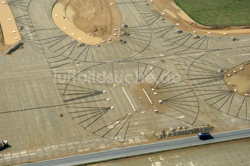 Schönefeld aus der Vogelperspektive: Blick auf die Baustelle der neuen Start- und Landebahn ( SLB ) auf der Großbaustelle Neubau Bahnhof BBI (SXF) am Flughafen Berlin - Schönefeld