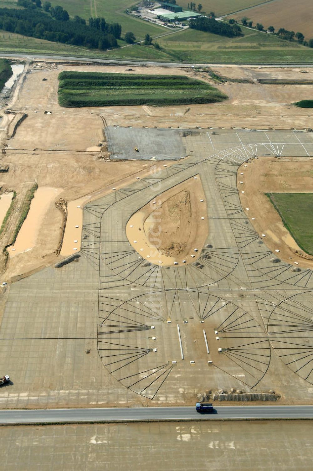 Luftbild Schönefeld - Blick auf die Baustelle der neuen Start- und Landebahn ( SLB ) auf der Großbaustelle Neubau Bahnhof BBI (SXF) am Flughafen Berlin - Schönefeld