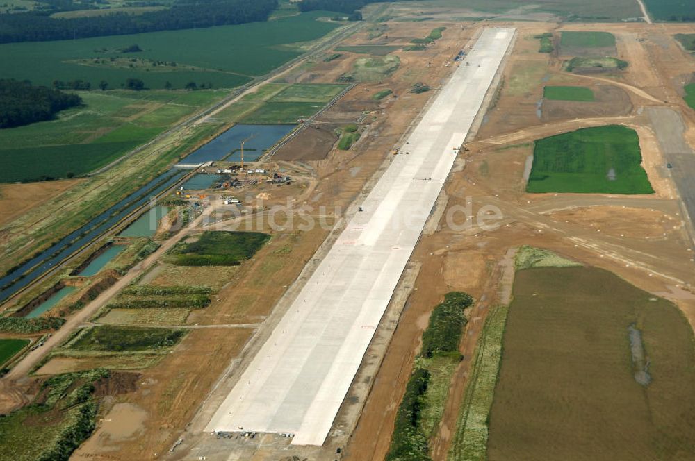 Luftaufnahme Schönefeld - Blick auf die Baustelle der neuen Start- und Landebahn ( SLB ) auf der Großbaustelle Neubau Bahnhof BBI (SXF) am Flughafen Berlin - Schönefeld