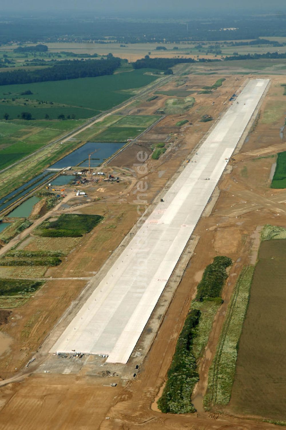 Schönefeld von oben - Blick auf die Baustelle der neuen Start- und Landebahn ( SLB ) auf der Großbaustelle Neubau Bahnhof BBI (SXF) am Flughafen Berlin - Schönefeld