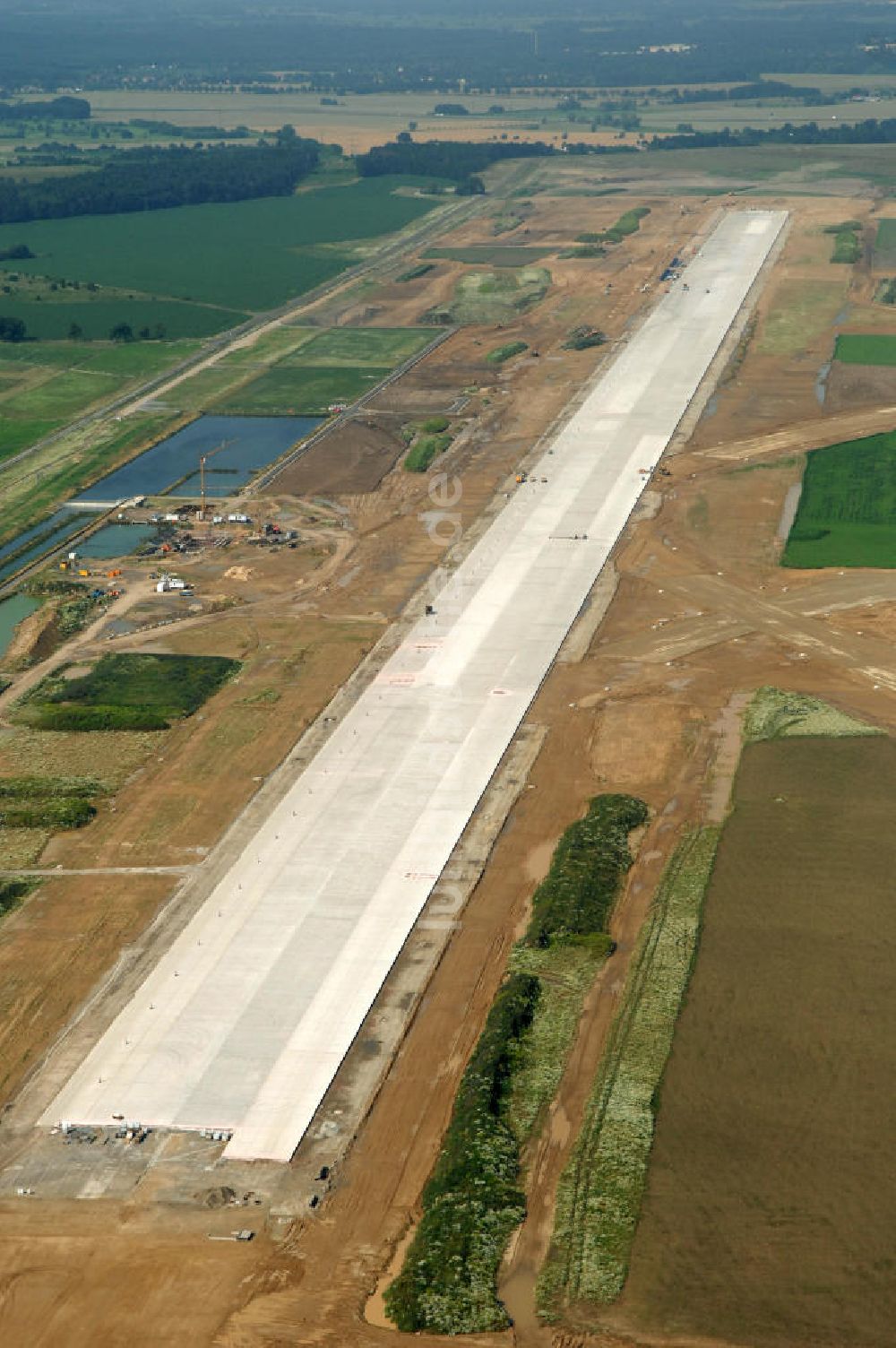 Schönefeld aus der Vogelperspektive: Blick auf die Baustelle der neuen Start- und Landebahn ( SLB ) auf der Großbaustelle Neubau Bahnhof BBI (SXF) am Flughafen Berlin - Schönefeld