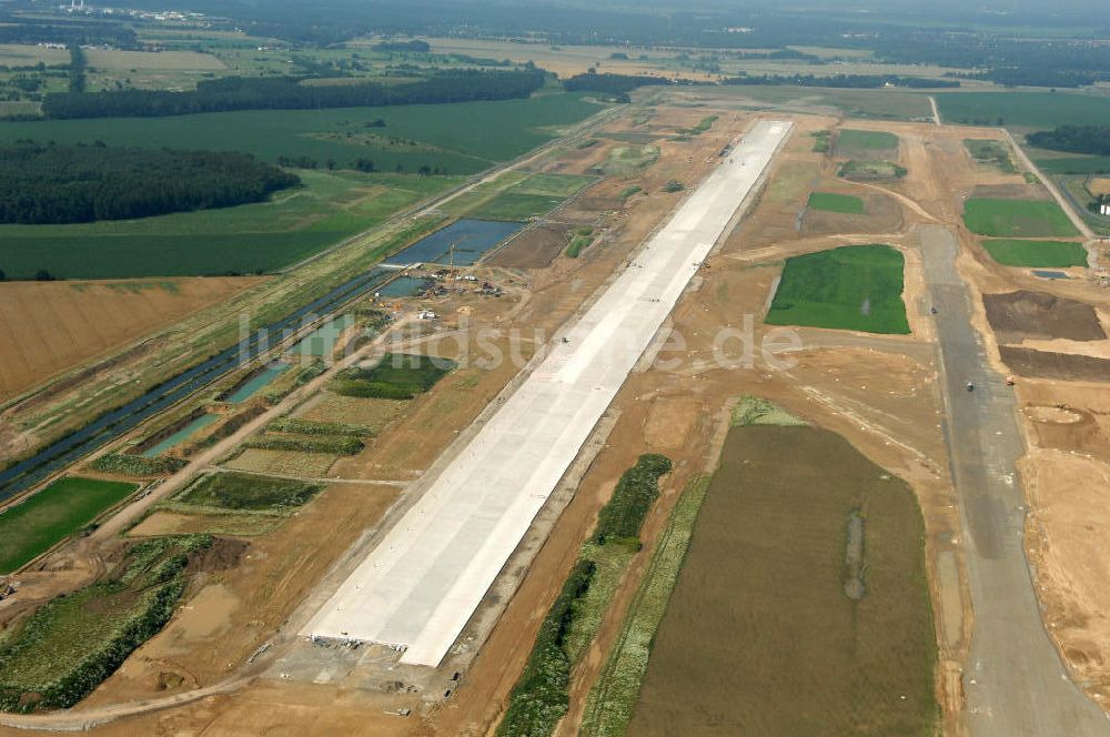 Luftbild Schönefeld - Blick auf die Baustelle der neuen Start- und Landebahn ( SLB ) auf der Großbaustelle Neubau Bahnhof BBI (SXF) am Flughafen Berlin - Schönefeld