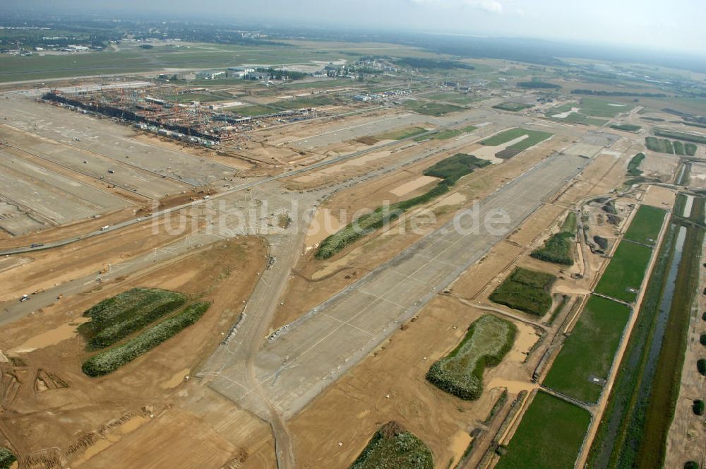 Schönefeld von oben - Blick auf die Baustelle der neuen Start- und Landebahn ( SLB ) auf der Großbaustelle Neubau Bahnhof BBI (SXF) am Flughafen Berlin - Schönefeld