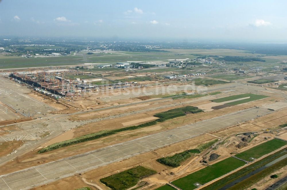 Schönefeld aus der Vogelperspektive: Blick auf die Baustelle der neuen Start- und Landebahn ( SLB ) auf der Großbaustelle Neubau Bahnhof BBI (SXF) am Flughafen Berlin - Schönefeld