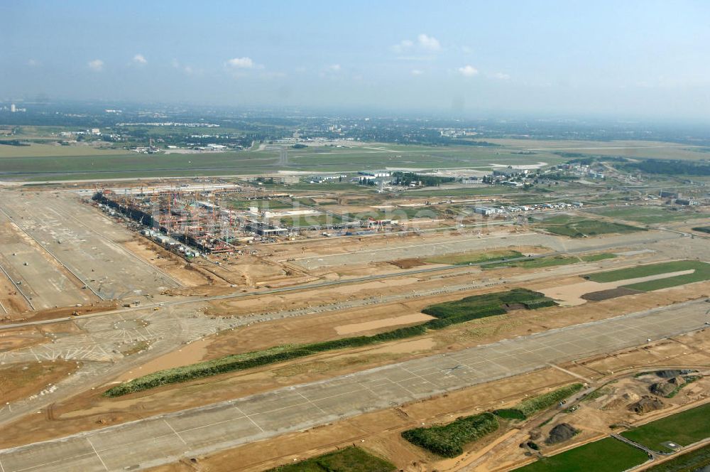 Luftbild Schönefeld - Blick auf die Baustelle der neuen Start- und Landebahn ( SLB ) auf der Großbaustelle Neubau Bahnhof BBI (SXF) am Flughafen Berlin - Schönefeld