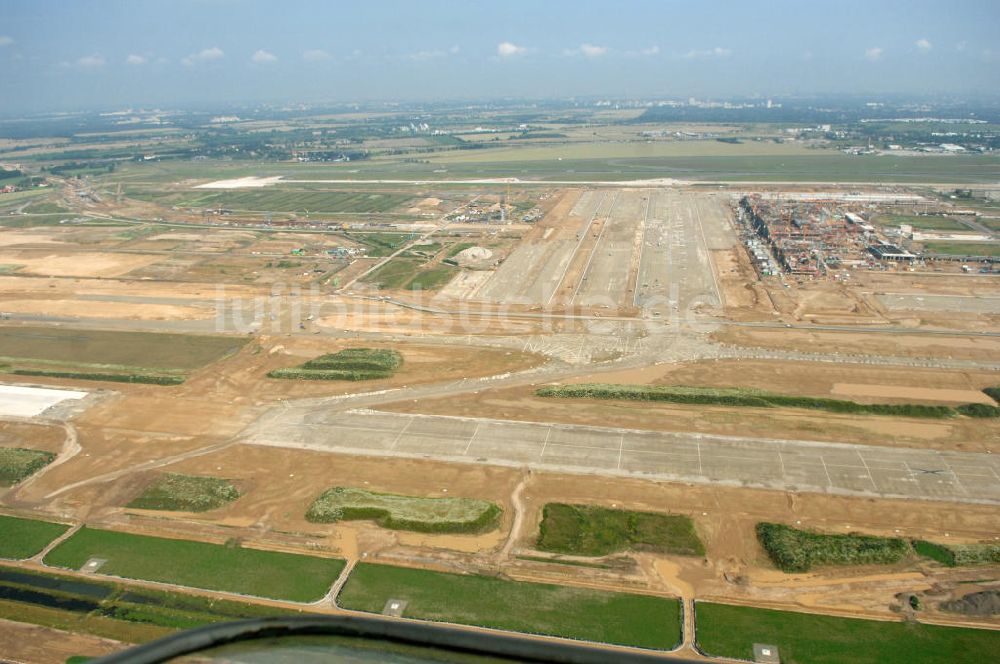 Luftaufnahme Schönefeld - Blick auf die Baustelle der neuen Start- und Landebahn ( SLB ) auf der Großbaustelle Neubau Bahnhof BBI (SXF) am Flughafen Berlin - Schönefeld