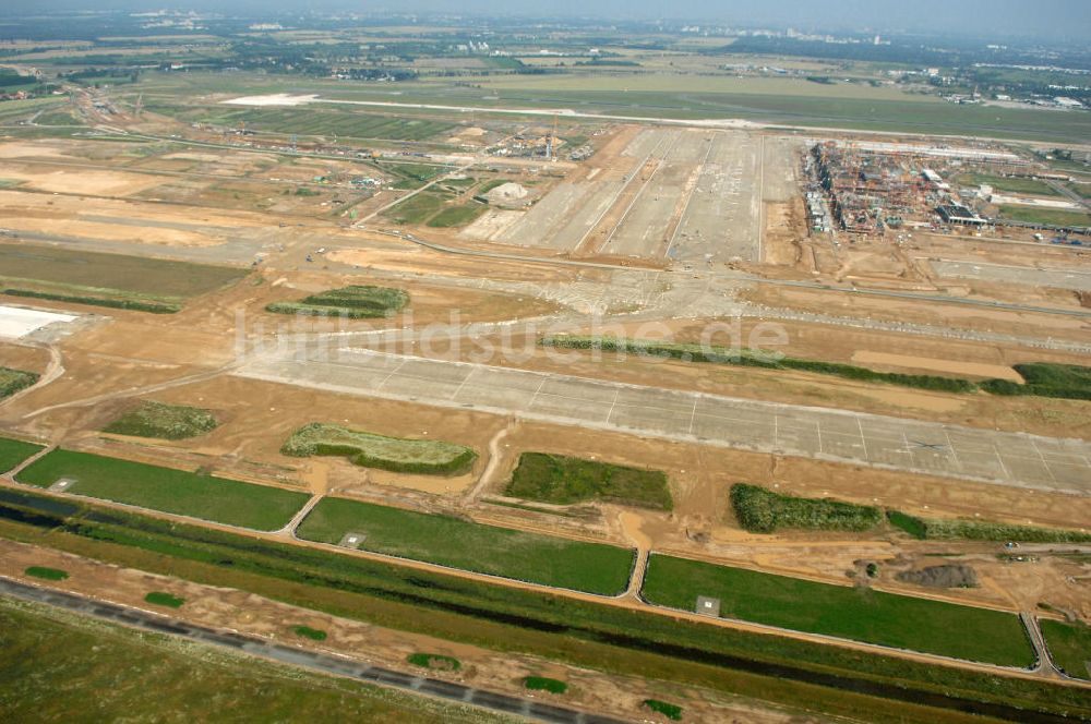 Schönefeld von oben - Blick auf die Baustelle der neuen Start- und Landebahn ( SLB ) auf der Großbaustelle Neubau Bahnhof BBI (SXF) am Flughafen Berlin - Schönefeld