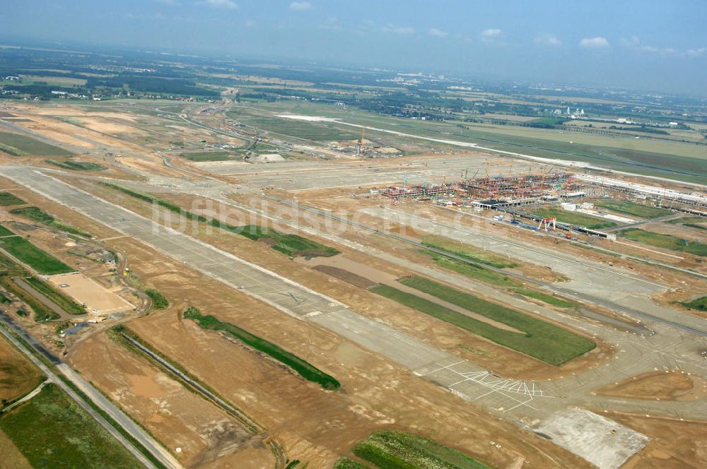 Schönefeld aus der Vogelperspektive: Blick auf die Baustelle der neuen Start- und Landebahn ( SLB ) auf der Großbaustelle Neubau Bahnhof BBI (SXF) am Flughafen Berlin - Schönefeld