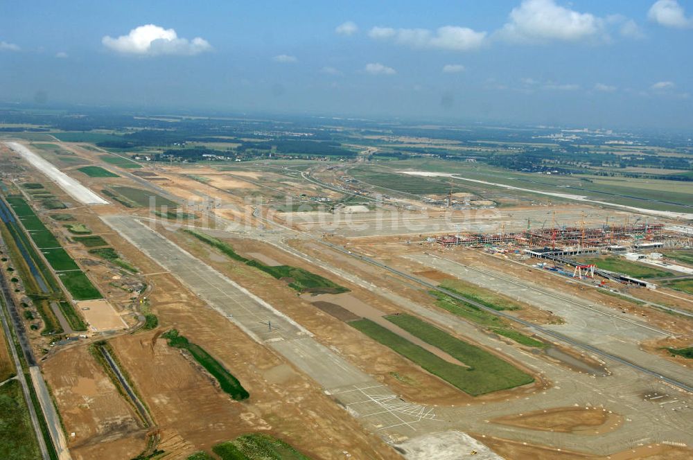 Luftbild Schönefeld - Blick auf die Baustelle der neuen Start- und Landebahn ( SLB ) auf der Großbaustelle Neubau Bahnhof BBI (SXF) am Flughafen Berlin - Schönefeld